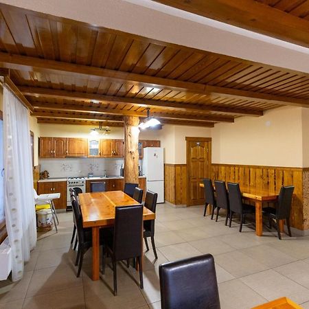 Conacul De Sub Munte Novaci-Străini Exterior foto