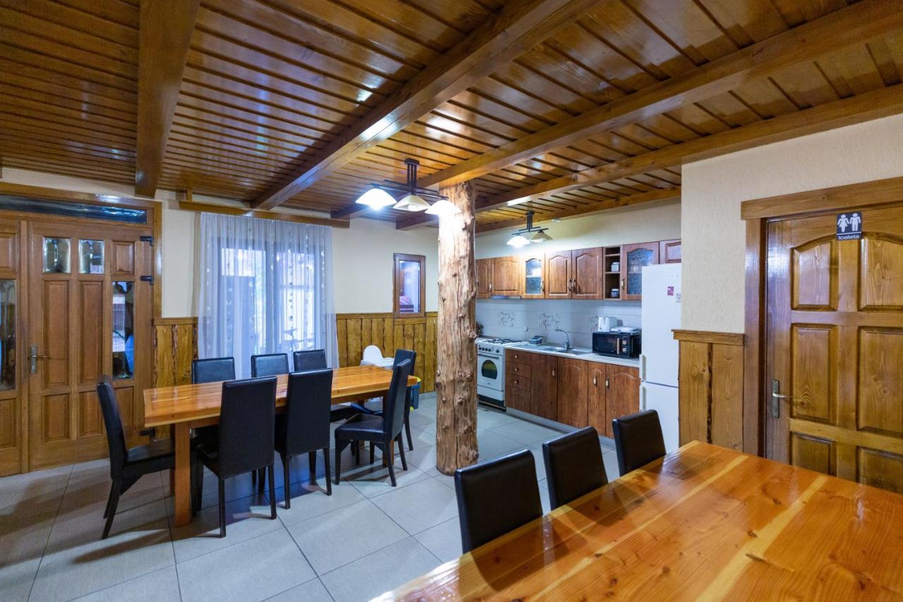 Conacul De Sub Munte Novaci-Străini Exterior foto