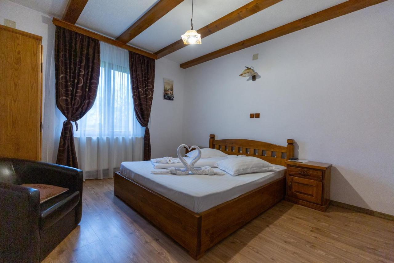 Conacul De Sub Munte Novaci-Străini Exterior foto