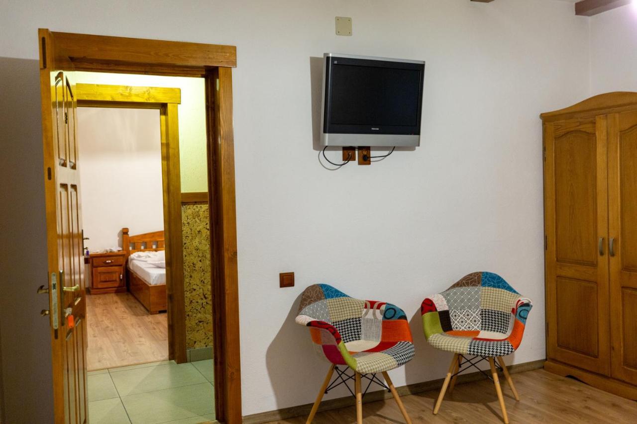 Conacul De Sub Munte Novaci-Străini Exterior foto