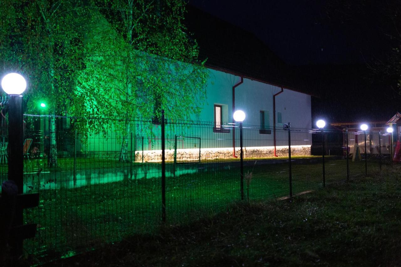 Conacul De Sub Munte Novaci-Străini Exterior foto