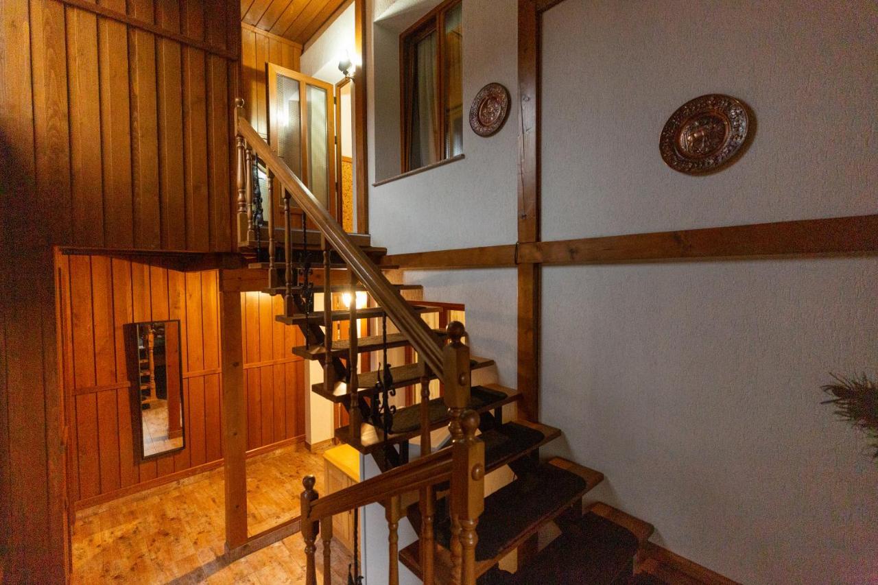 Conacul De Sub Munte Novaci-Străini Exterior foto