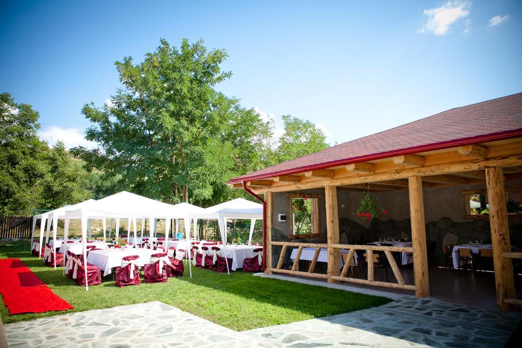 Conacul De Sub Munte Novaci-Străini Exterior foto