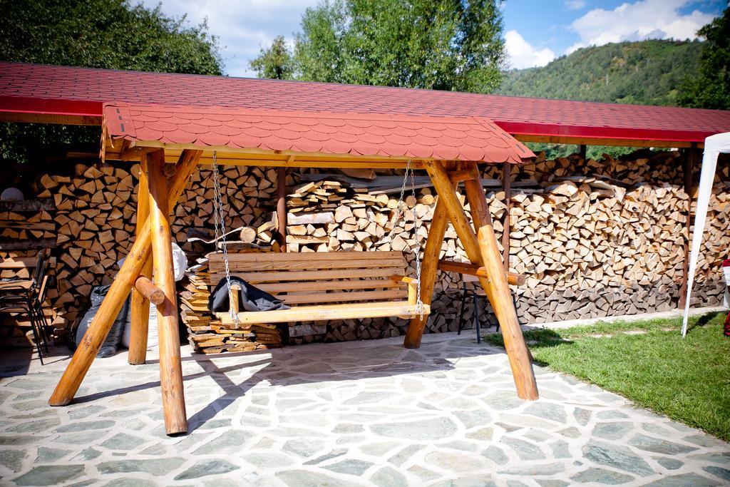 Conacul De Sub Munte Novaci-Străini Exterior foto