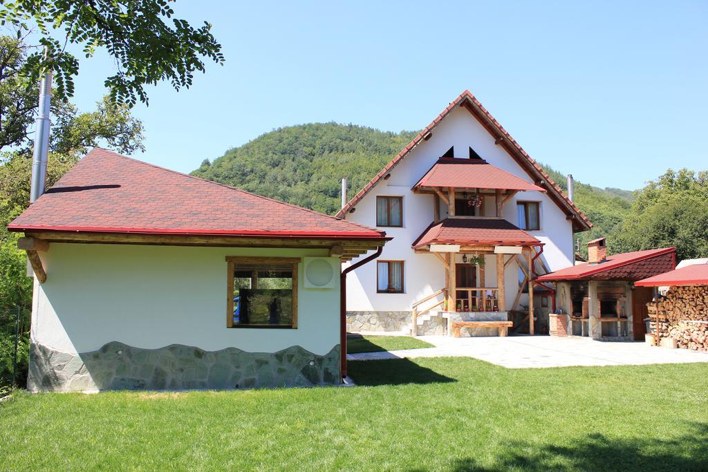Conacul De Sub Munte Novaci-Străini Exterior foto
