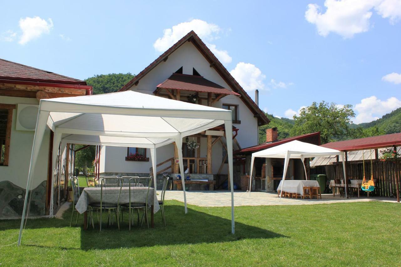 Conacul De Sub Munte Novaci-Străini Exterior foto