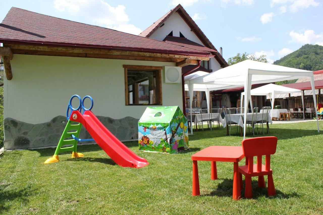 Conacul De Sub Munte Novaci-Străini Exterior foto